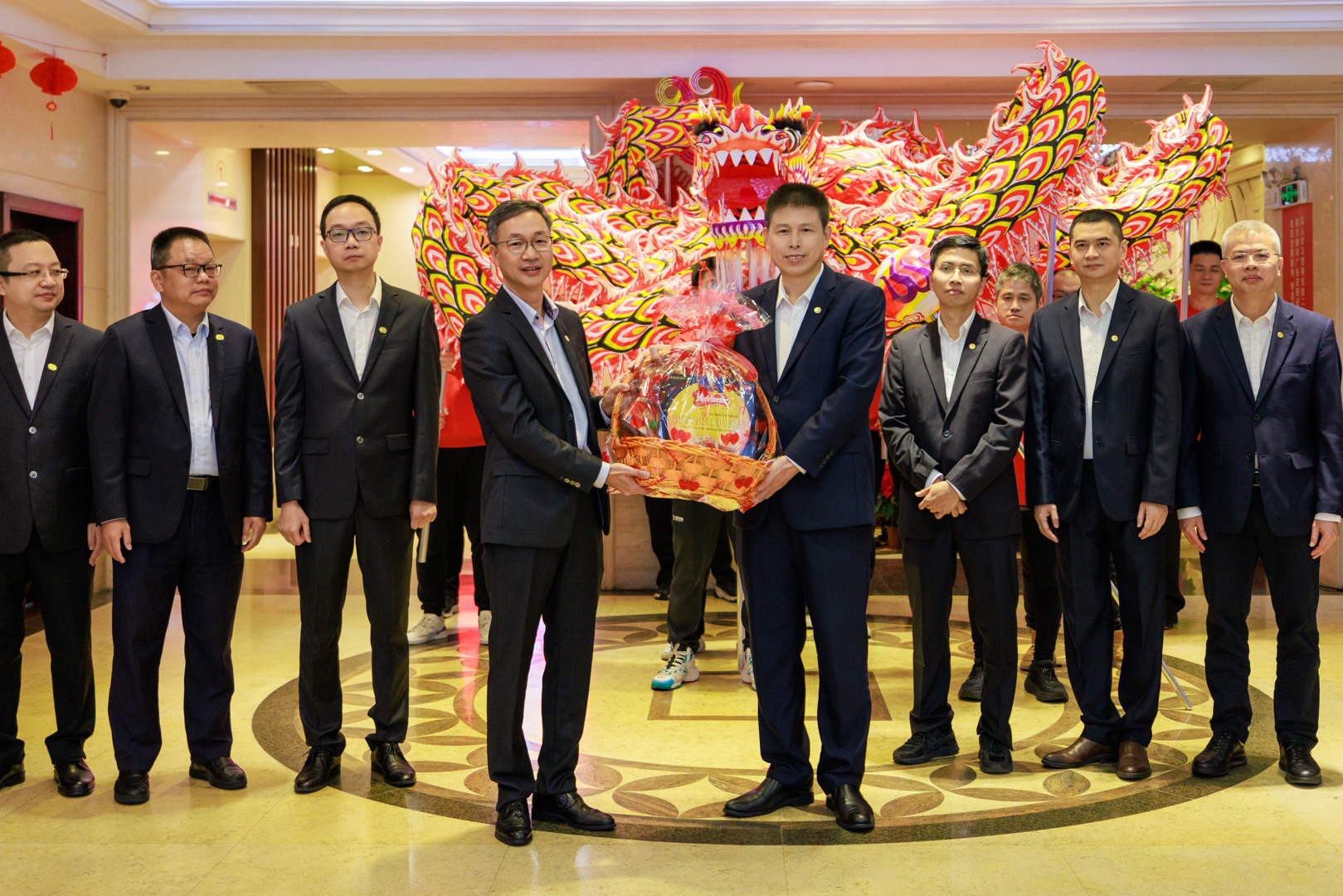 龍騰四海百業(yè)旺 春滿九州萬象新——輕出公司舉行舞龍儀式喜迎開工大吉