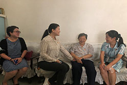 輕出公司黨委領(lǐng)導(dǎo)班子中秋國(guó)慶節(jié)前慰問離退休干部